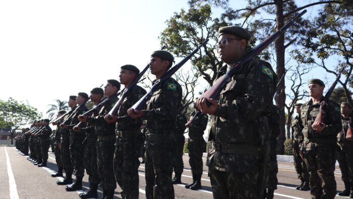 Prefeito acompanha visita de representantes do Exército no Tiro de Guerra de Suzano