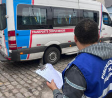 Transporte realiza vistoria em vans que conduzem cerca de 20 mil alunos diariamente