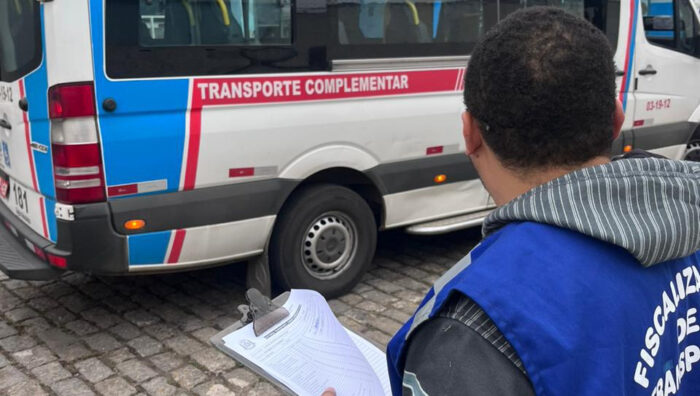 Transporte realiza vistoria em vans que conduzem cerca de 20 mil alunos diariamente