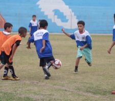 Prefeito entrega uniformes que beneficiarão 2,1 mil alunos das escolinhas de futebol