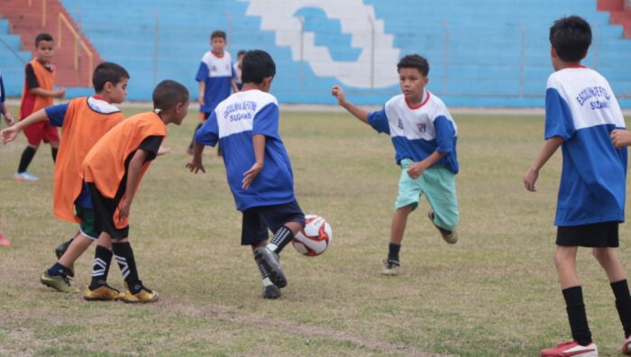 Prefeito entrega uniformes que beneficiarão 2,1 mil alunos das escolinhas de futebol