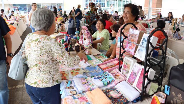 Praça dos Expedicionários recebe feira de artesanato
