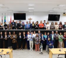 Representantes da Prefeitura de Suzano são homenageados no Prêmio Girassóis
