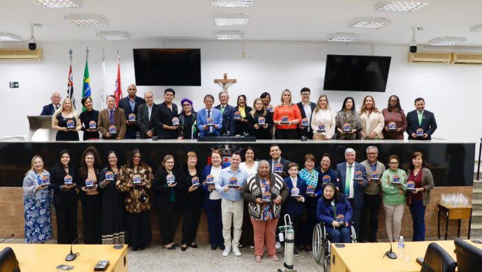 Representantes da Prefeitura de Suzano são homenageados no Prêmio Girassóis
