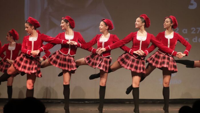 Abertura da 5ª Mostra de Dança reúne mais de 300 pessoas no Teatro Armando de Ré