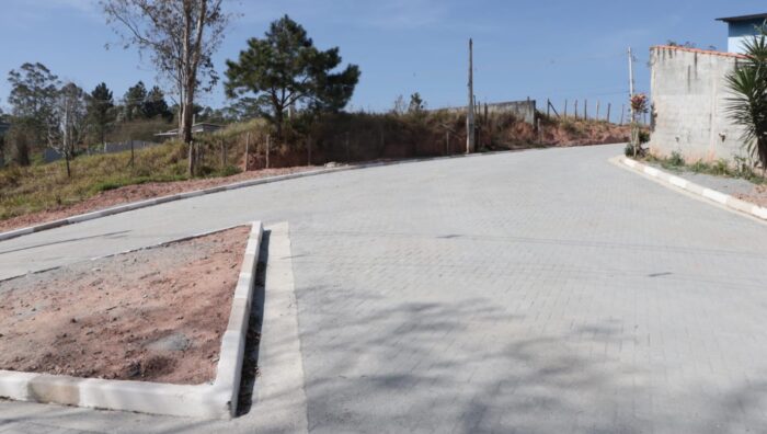 Obras de pavimentação da rua Marija Asakeviciene Mendes são concluídas no Parque Astúrias