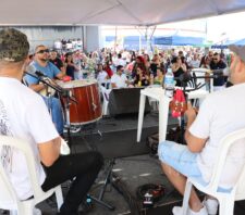 ‘Kombi Cultural’ e ‘Samba no Parque’ levam literatura e música para mais de 2 mil pessoas