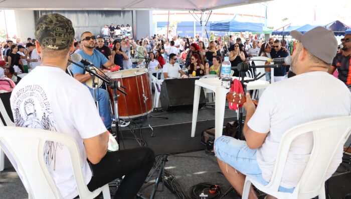 ‘Kombi Cultural’ e ‘Samba no Parque’ levam literatura e música para mais de 2 mil pessoas