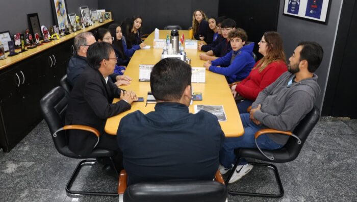 Prefeito recebe alunos do 1º grêmio estudantil do Cenibras