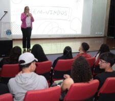 Alunos de novas turmas do curso pré-vestibular participam de aula inaugural