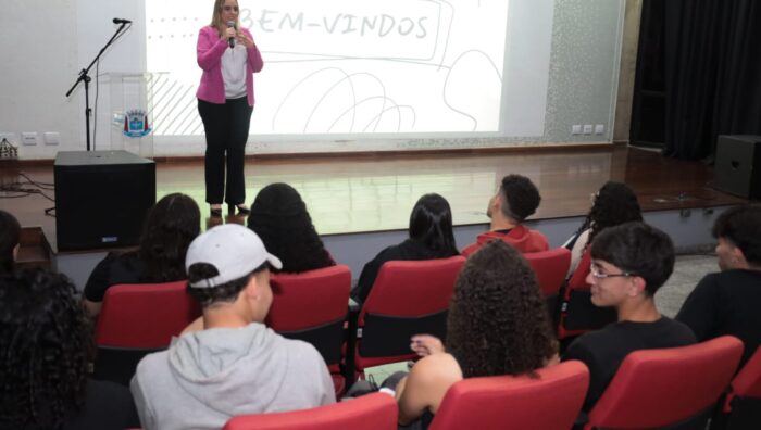 Alunos de novas turmas do curso pré-vestibular participam de aula inaugural