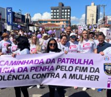 Caminhada pelo fim da violência contra a mulher mobiliza mais de 700 pessoas