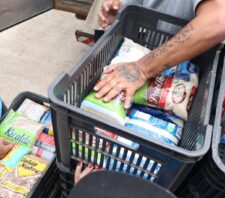 Fundo Social recebe doação de 540 quilos de alimentos e 400 unidades de absorventes