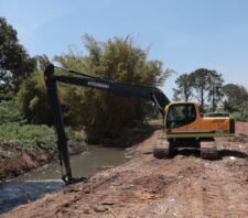Prefeitura reforça limpeza do rio Jaguari com retirada de 650 toneladas de resíduos