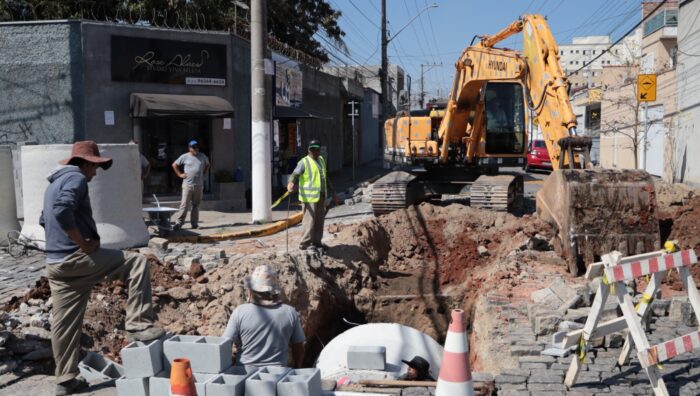 Prefeitura inicia obras na avenida Taiaçupeba e em outras três ruas da Vila Urupês