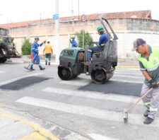Prefeito acompanha trabalhos da operação ‘Tapa-Buraco’ na Vila Urupês