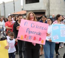 Educação realiza passeata em combate à violência contra crianças