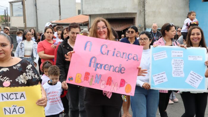 Educação realiza passeata em combate à violência contra crianças