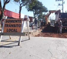 Prefeito acompanha obras de pavimentação no Parque Maria Helena
