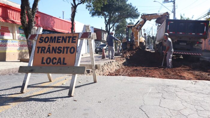 Prefeito acompanha obras de pavimentação no Parque Maria Helena