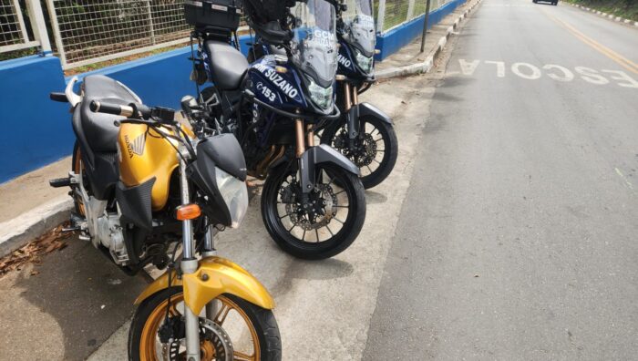 Romo localiza veículo roubado e apreende duas motocicletas irregulares