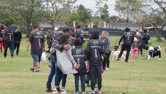 Plantio de 80 mudas e caminhada de cinco quilômetros marcam evento no Max Feffer