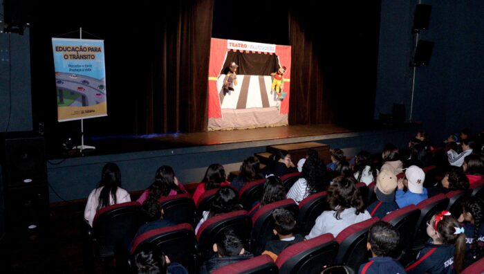 Teatro de Fantoche orienta 260 alunos da rede municipal sobre segurança no trânsito