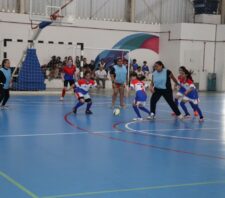 Prefeito acompanha início das disputas de futsal nos Jogos Escolares