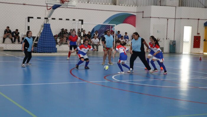 Prefeito acompanha início das disputas de futsal nos Jogos Escolares