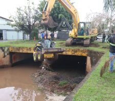 Manutenção realiza limpeza do rio Una em trecho entre a rua Padre Eustáquio e o viaduto Leon Feffer