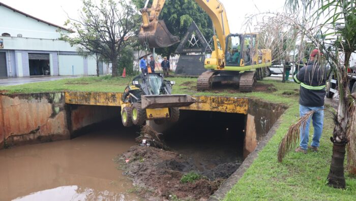 Manutenção realiza limpeza do rio Una em trecho entre a rua Padre Eustáquio e o viaduto Leon Feffer
