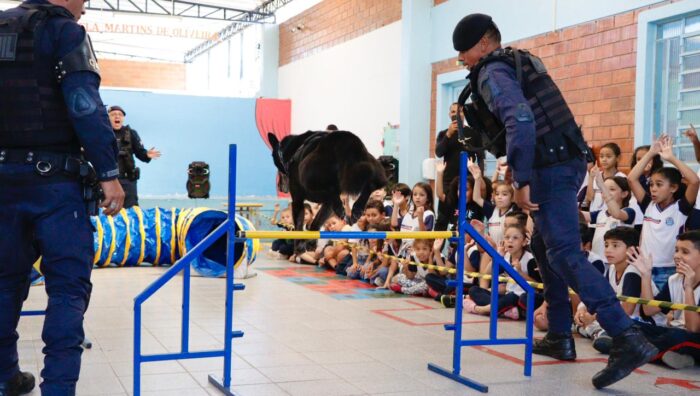 Projeto Guard promove apresentações do Canil da GCM para 200 alunos do Jardim Dora