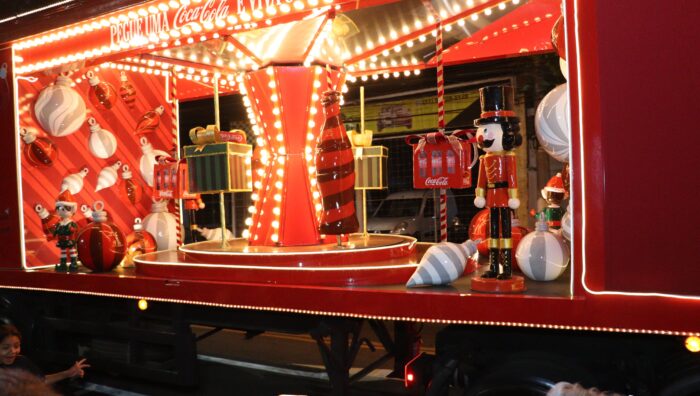 Caravana da Coca-Cola leva 20 mil pessoas às ruas de Suzano