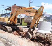 Prefeito vistoria obra no sistema de drenagem no Jardim Monte Cristo