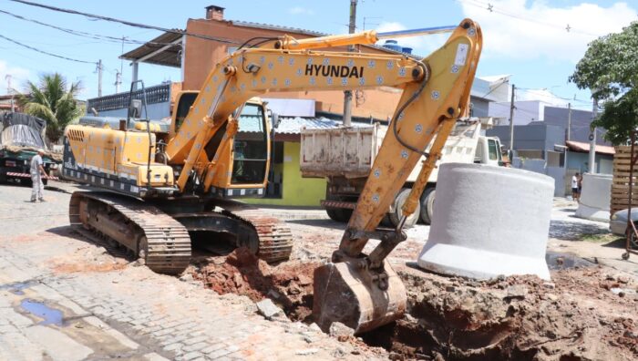 Prefeito vistoria obra no sistema de drenagem no Jardim Monte Cristo