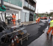 Prefeito vistoria obra de pavimentação em rua do Jardim Casa Branca