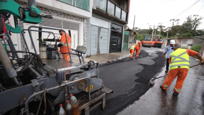 Prefeito vistoria obra de pavimentação em rua do Jardim Casa Branca