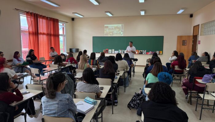 Educação apresenta projetos municipais de leitura e escrita a estudantes de Pedagogia