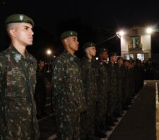 Prefeito prestigia formatura de 98 atiradores do Tiro de Guerra de Suzano