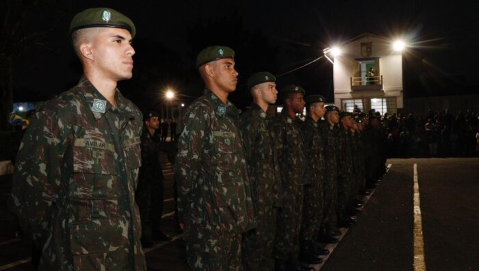 Prefeito prestigia formatura de 98 atiradores do Tiro de Guerra de Suzano