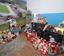 Esporte de Suzano entrega 180 brinquedos e uma tonelada de alimentos ao Fundo Social