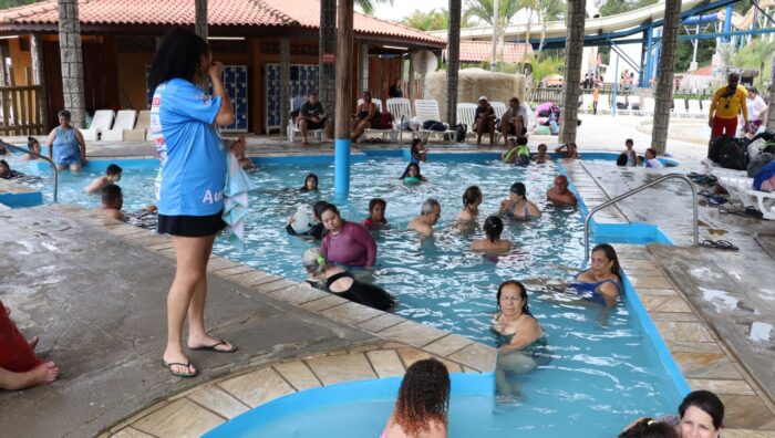 Primeira-dama acompanha evento especial do Dia da Pessoa com Deficiência em parque aquático