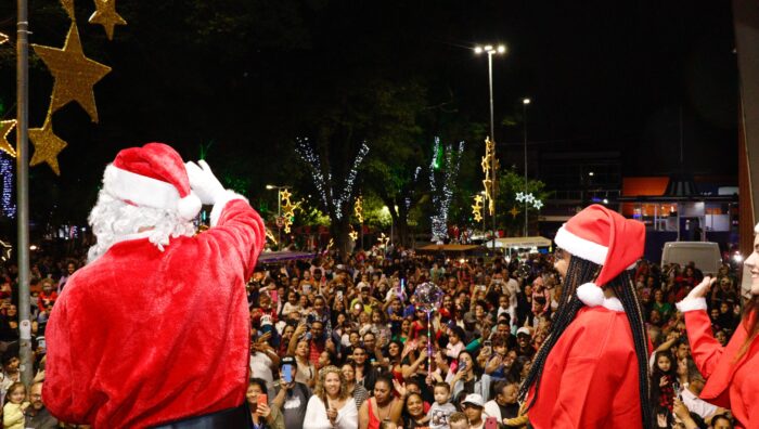 Chegada do Papai Noel reúne 4 mil pessoas e abre oficialmente a programação de Natal