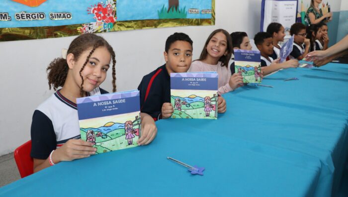 Alunos da Escola Sérgio Simão autografam livros pelo projeto ‘Escritor para o Futuro’