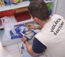 Vigilância apreende medicamentos, suplementos e cosméticos irregulares em farmácia no Jardim Revista