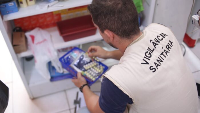 Vigilância apreende medicamentos, suplementos e cosméticos irregulares em farmácia no Jardim Revista