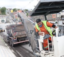Suzano inicia trabalho de fresagem em ruas da Vila Fátima
