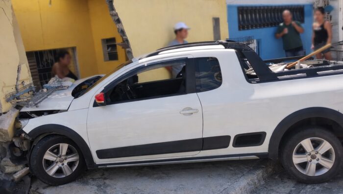 Homem é preso pela GCM por embriaguez ao volante após destruir muro de residência