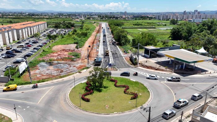 Prefeito vistoria obras da avenida Senador Roberto Simonsen