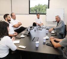 Desenvolvimento Econômico alinha propostas da Cadeia Produtiva Local com dirigentes da Komatsu
